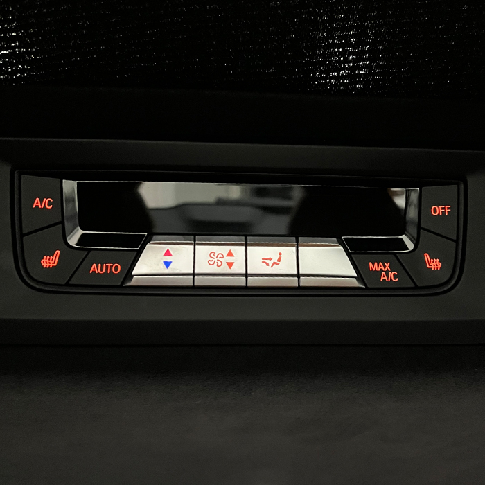 Automatic air conditioning with 5-zone control.