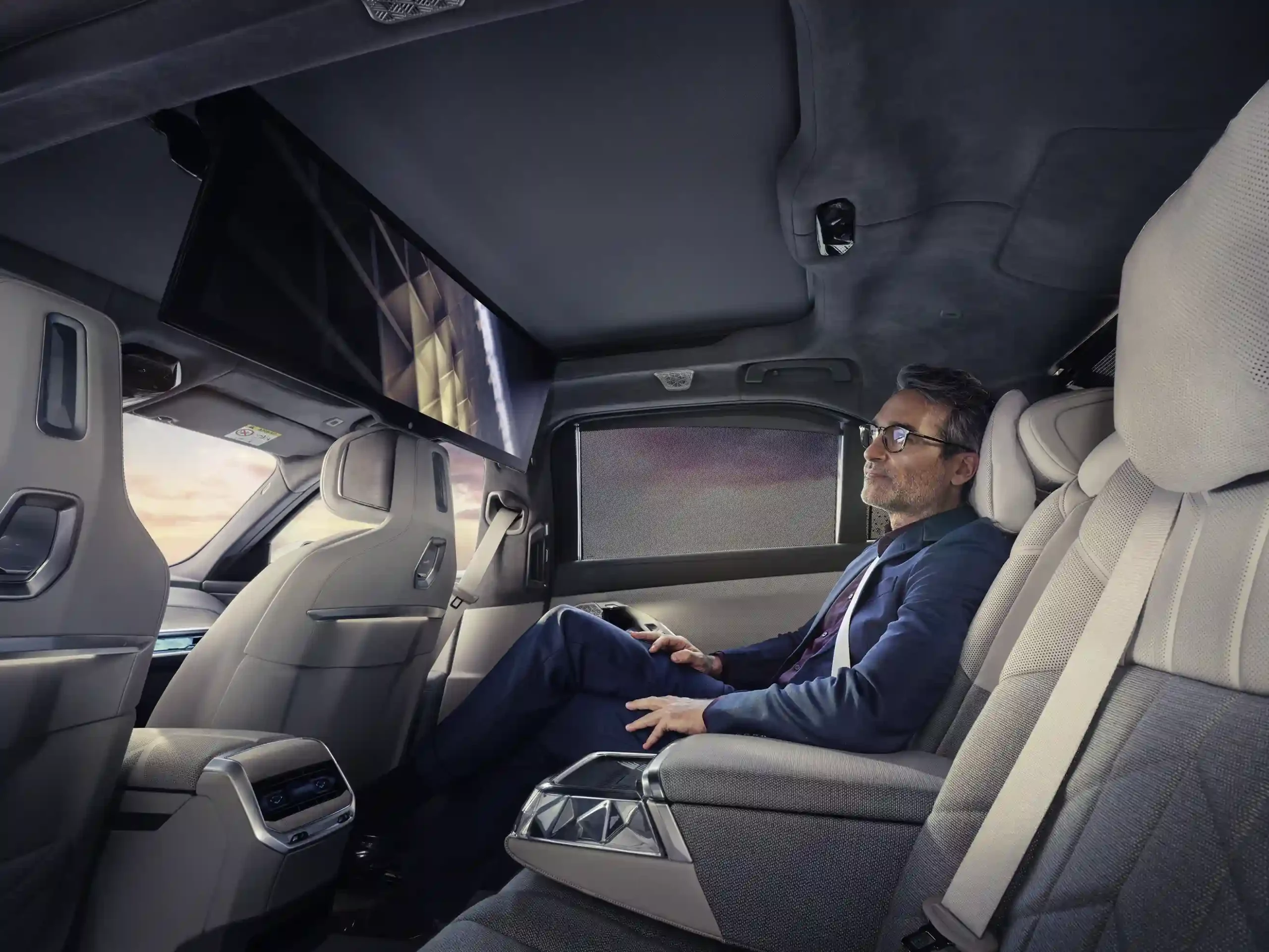 Maksimalkan Hiburan dengan Theatre Screen BMW i7 dan Seri 7 Terbaru